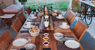 Au Bord de Loire-petit déjeuner sous le porche-1